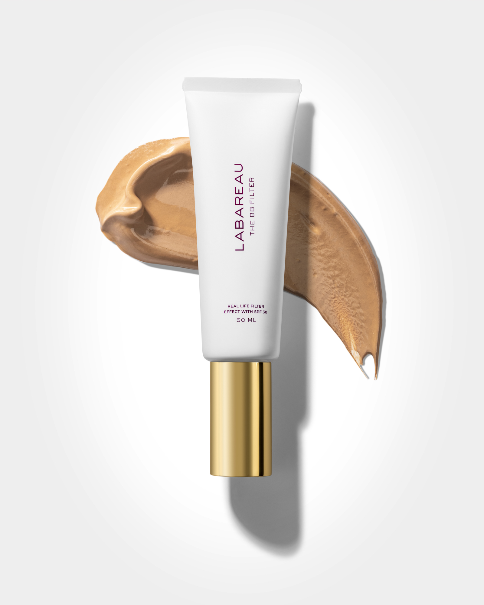 High-end beauty productfotografie van Labareau The BB Filter met SPF 30, gecombineerd met huidkleurige producttextuur en harde schaduw.