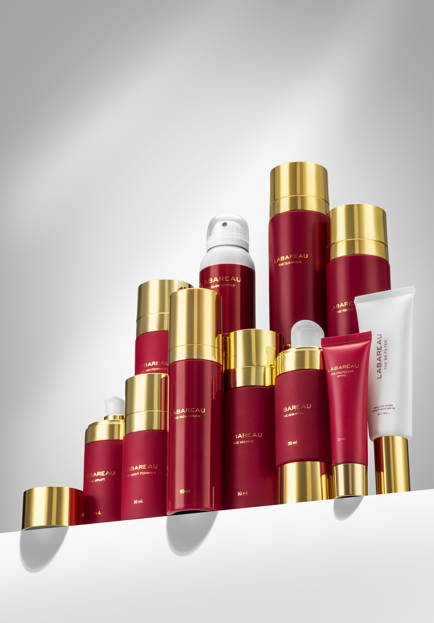 Luxe beauty productfotografie van complete Labareau skincare collectie met cleansers, crèmes, serums en SPF producten.