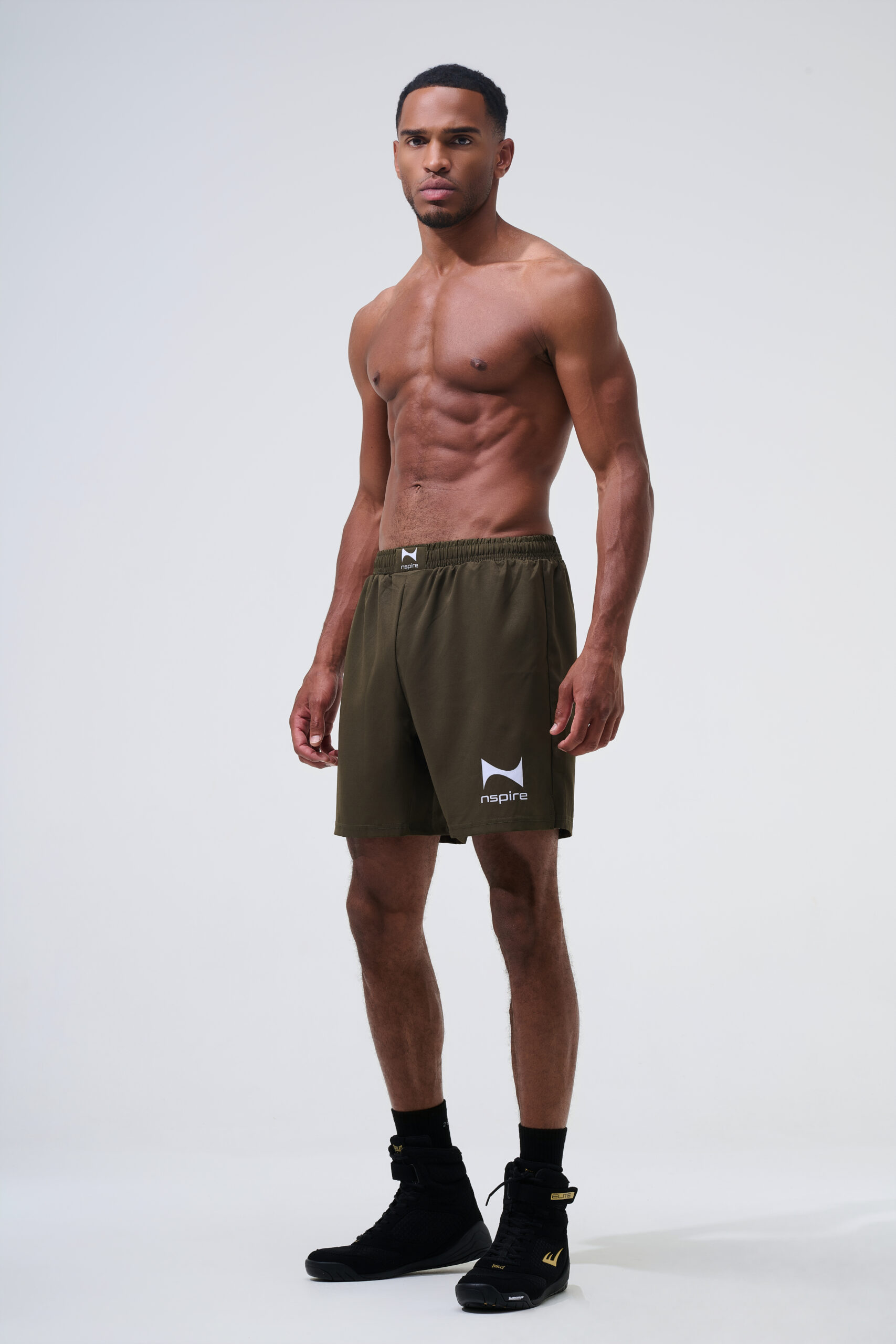 E-commerce fashion fotografie van mannelijk model in groene Nspire sportshort, professioneel gefotografeerd in studio.