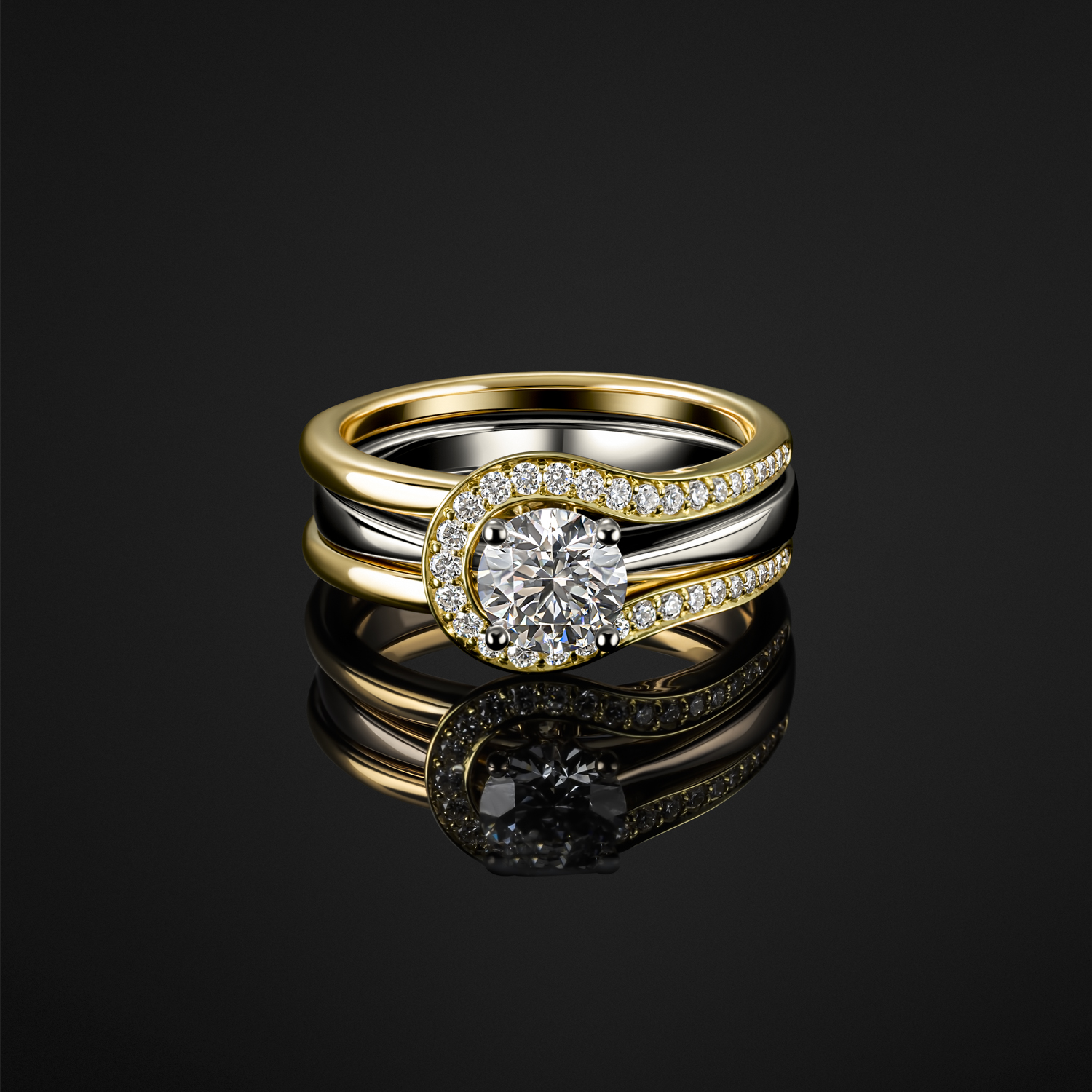 High-end sieradenfotografie van gouden en witgouden ring met centrale edelsteen en kleine stenen op zwarte achtergrond.