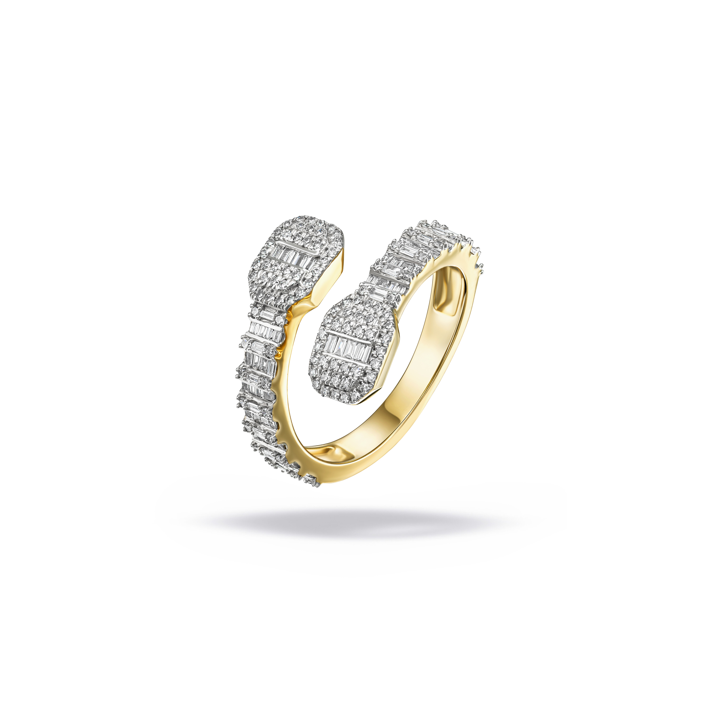 High-end productfotografie van goudkleurige ring met meerdere diamanten en luxe afwerking op witte achtergrond.