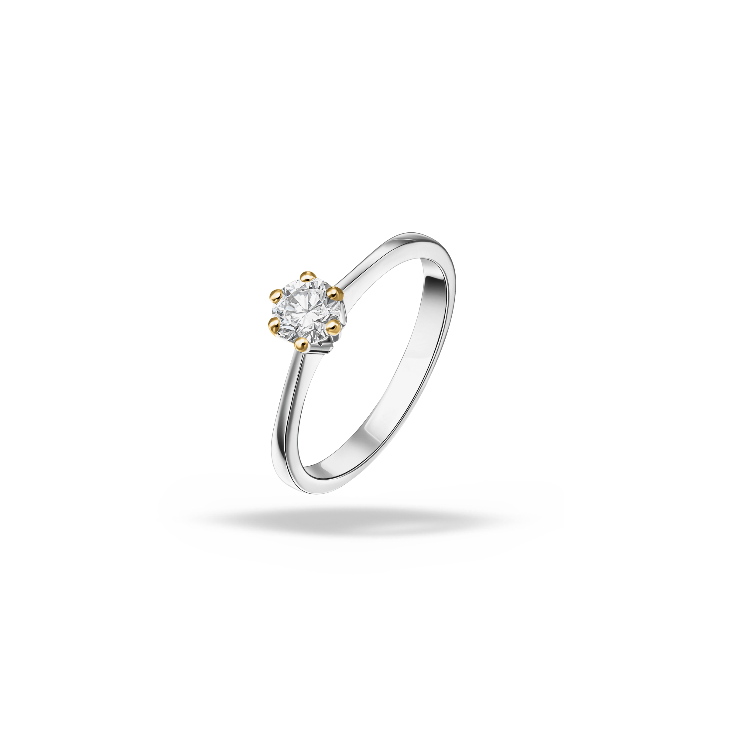 Professionele productfoto van witgouden solitaire ring met briljant geslepen steen en gouden zetting.