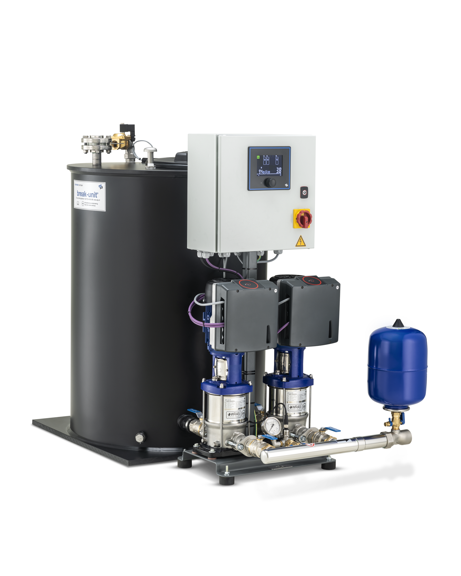 High-end productfotografie van technische pompinstallatie met industriële pompen, drukvat en besturingskast voor technische en industriële toepassingen.