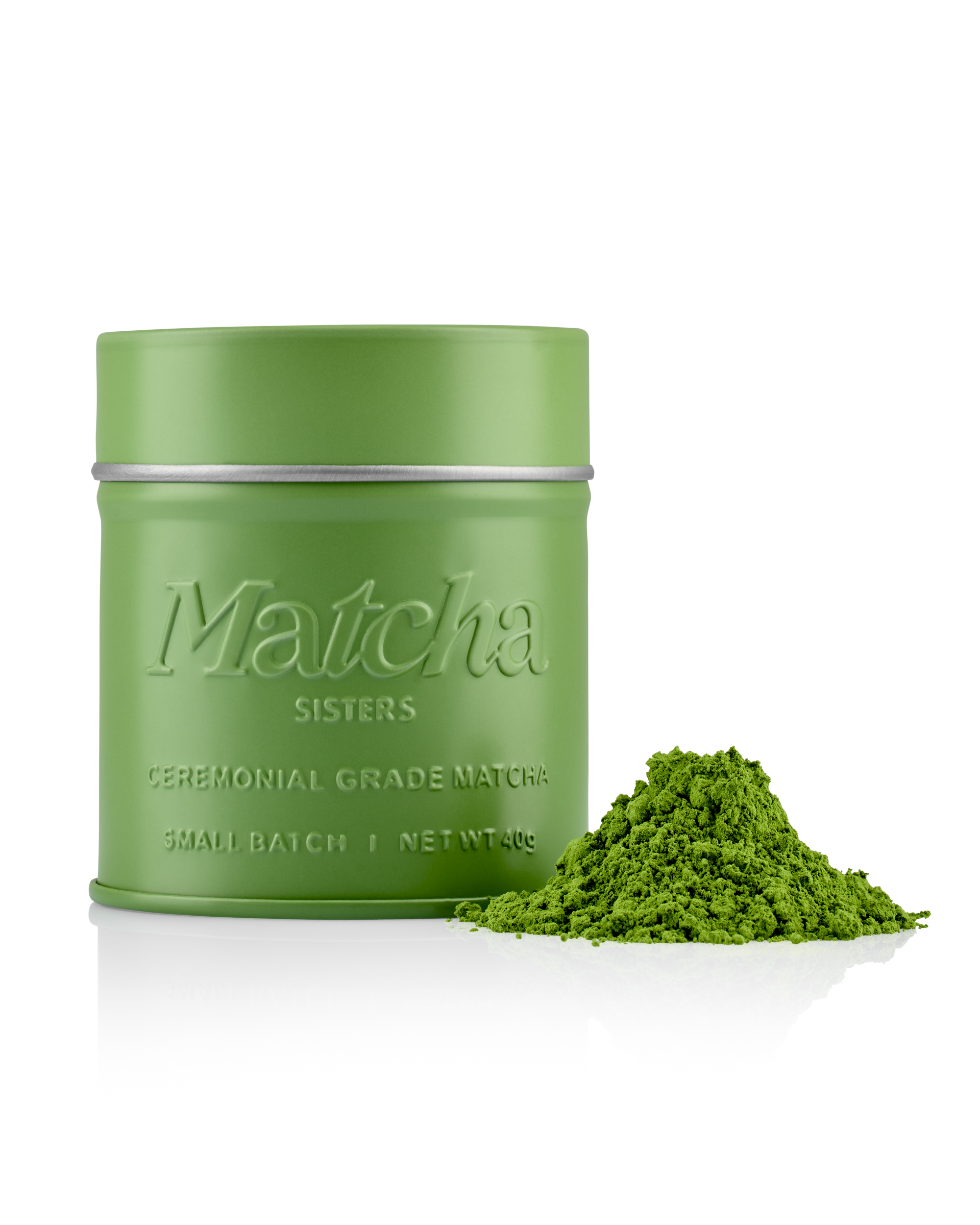 Matcha_Sisters_01_2 Professionele food productfotografie van Matcha Sisters ceremonial grade matcha in groene verpakking met matchapoeder op witte achtergrond.