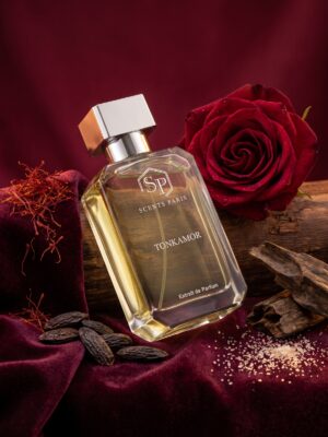 Fles Tonkamor Extrait de Parfum van Scents Paris in een warme, donkerrode setting met een rode roos, tonkabonen, saffraan, hout en suiker.