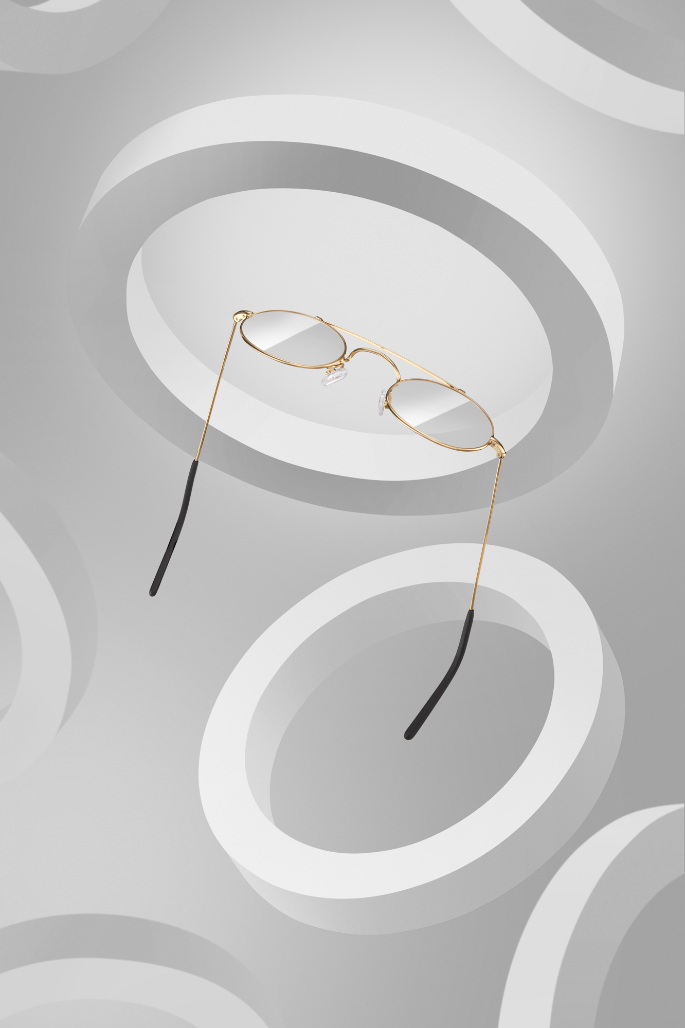 Creatieve brillenfotografie van een zilverkleurig metalen montuur tegen grafische achtergrond voor professionele eyewear campagne.