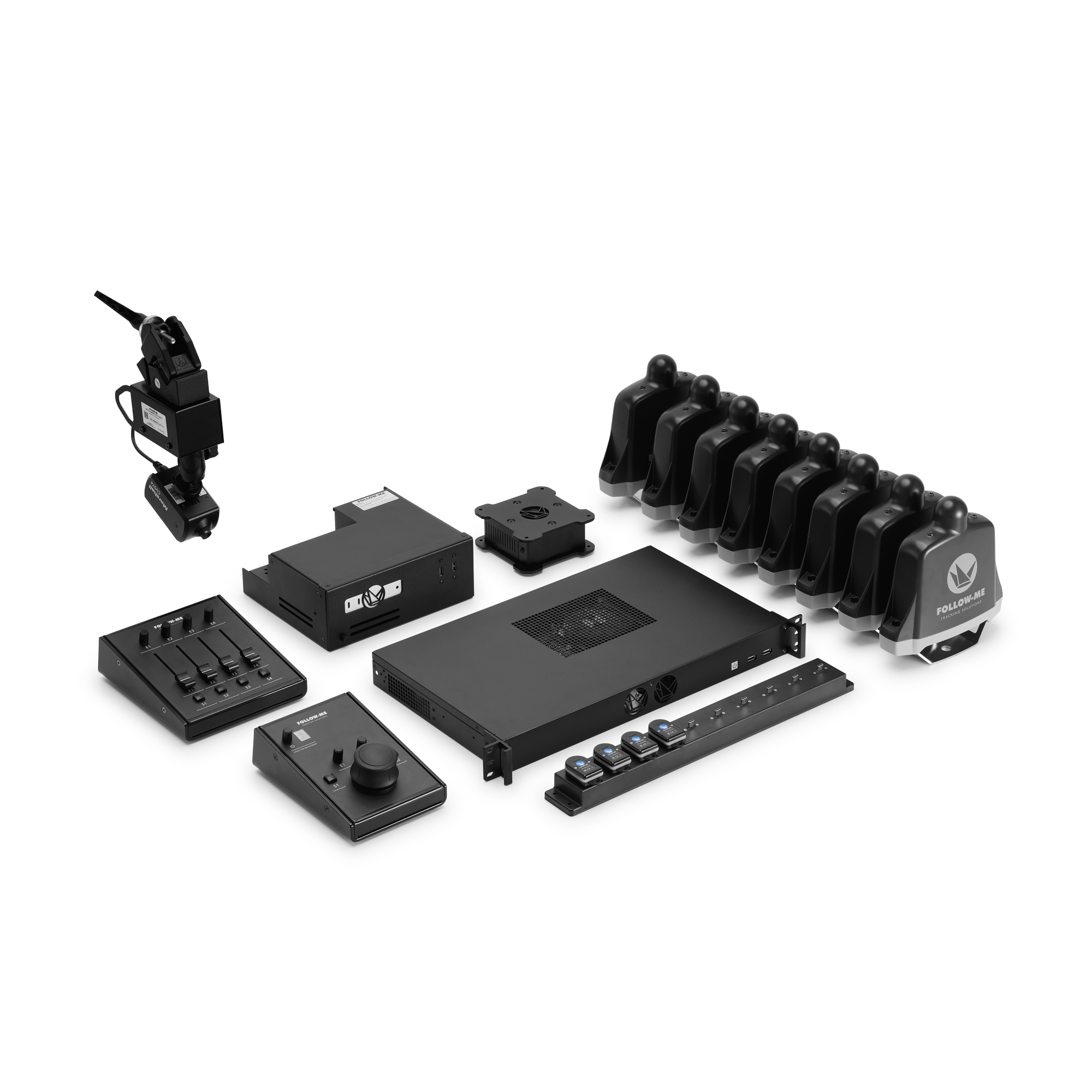 Compleet trackingsysteem van Follow-Me met alle hardware-onderdelen op witte achtergrond gefotografeerd
