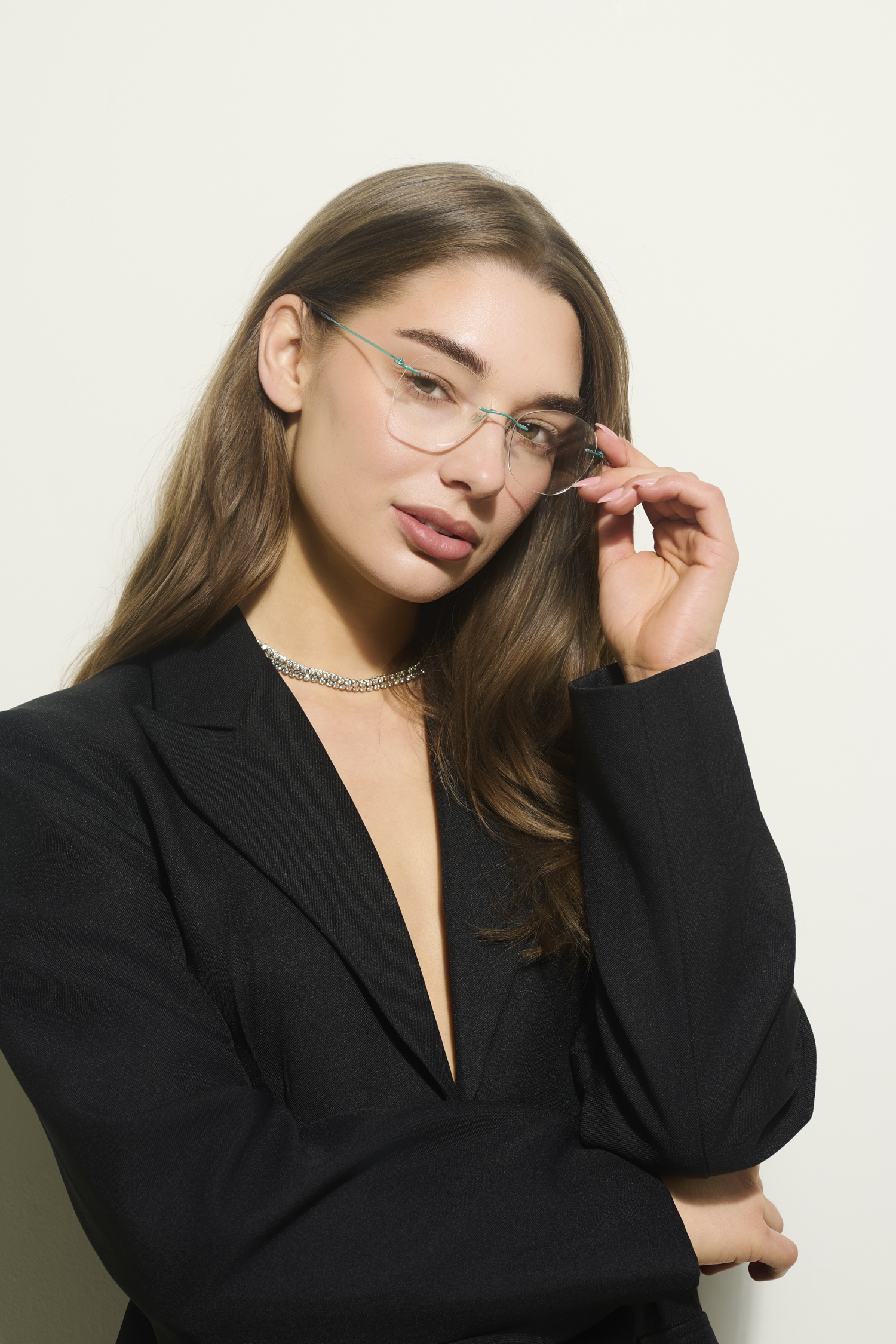 Close-up fashion fotografie van vrouwelijk model met moderne randloze bril voor professionele eyewear en brillencampagne.