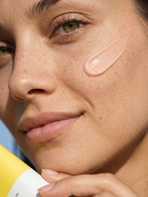 Model met skincare productfoto